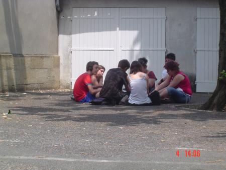 UN ptit GROUPE de POMMé joue O cartes DAN la COUR
