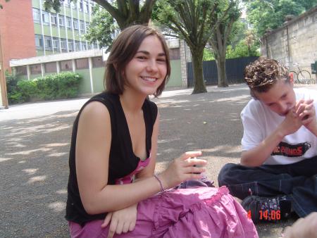 LOLO L' éternelle joueuse (avec son jeu a la main....)